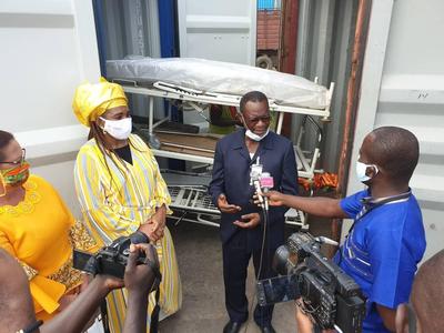 Dons de lits pour un hôpital à Luomo